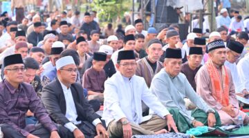 Ribuan Jamaah Padati Balai Kota Payakumbuh di Tengah Hujan, Wali Kota Ajak Jaga Persatuan di Tengah Perbedaan 1 Syawal