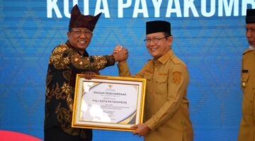 Wali Kota Payakumbuh Terima Penghargaan dari Menteri Hukum, Tegaskan Posbankum Harus Nyata Bantu Masyarakat