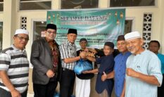 Wawako Payakumbuh Serahkan 70 Paket Sembako untuk Fakir Miskin dan Duafa di Masjid Baiturrahmah