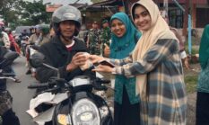 Ratusan Pengendara Terima Takjil Gratis dari ASN dan PKK Payakumbuh Selatan