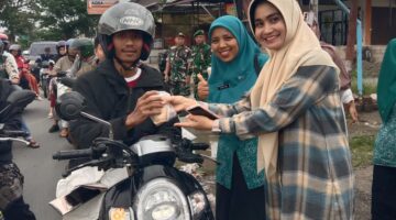 Ratusan Pengendara Terima Takjil Gratis dari ASN dan PKK Payakumbuh Selatan