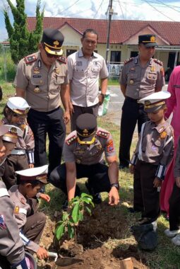 Polres 50 Kota Tanamkan Kepedulian Lingkungan Sejak Dini di Momentum Hari Pendidikan Nasional