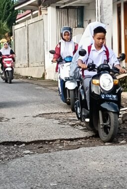 Ratusan Pelajar di Batu Payuang Terpaksa Lewati Jalan Rusak Menuju Sekolah