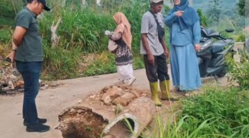 Tak Ingin Hanya Terima Laporan, Fitrayanto Turun Langsung Tinjau Jalan Persawahan yang Ambles