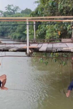 Puluhan Tahun Diabaikan, Warga dan Pelajar Pertaruhkan Nyawa di Jembatan Gantung Sawahgadang, Di Mana Peran Pemerintah dan DPRD?