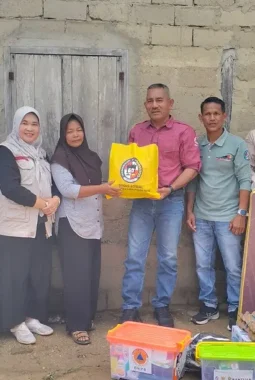 Bupati H. Safni dan Kadinsos Ir. Indra Suriani Serahkan Bantuan Tanggap Darurat bagi Korban Bencana di Pangkalan Koto Baru dan Kapur IX