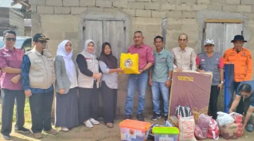Bupati H. Safni dan Kadinsos Ir. Indra Suriani Serahkan Bantuan Tanggap Darurat bagi Korban Bencana di Pangkalan Koto Baru dan Kapur IX