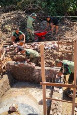 Di Bawah Terik Matahari, Prajurit TNI Bangun Harapan dari Gorong-Gorong hingga Rumah Warga di Sarilamak