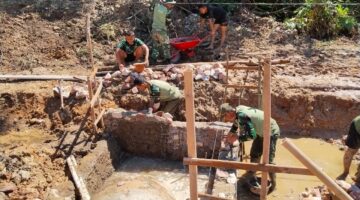 Di Bawah Terik Matahari, Prajurit TNI Bangun Harapan dari Gorong-Gorong hingga Rumah Warga di Sarilamak
