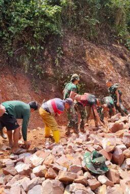 Terik dan Hujan Tak Surutkan Semangat Satgas TMMD ke-129, Progres Pembangunan di Buluh Kasok Terus Meningkat