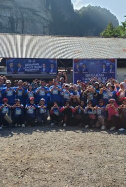 Di Bawah Tebing Harau, Kader Demokrat Memungut Sampah dan Menanam Harapan untuk Alam