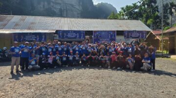 Di Bawah Tebing Harau, Kader Demokrat Memungut Sampah dan Menanam Harapan untuk Alam