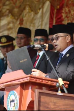 Alia Efendi Bacakan Teks Proklamasi pada Upacara HUT ke-81 Kemerdekaan RI di GOR Singa Harau