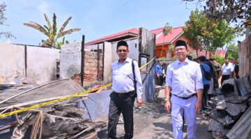 Jen Zuldi Dampingi Wali Kota Kunjungi Korban Kebakaran Padang Tiakar