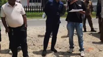 “Turun ke Lapangan, Ketua Komisi C DPRD Payakumbuh Fitrayanto Tinjau Perbaikan Jalan di Payakumbuh Barat”