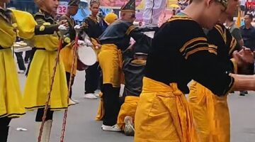 Tepuk Tangan Pecah! Atraksi Silek dan Marching Band SMKN 2 Payakumbuh Jadi Sorotan di Pawai Alegoris