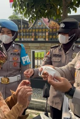 Dampak kabut Asap karhutla, Polres 50 kota Bagikan Masker Gratis ke Masyarakat dan Pengendara Sepeda Motor