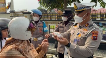 Dampak kabut Asap karhutla, Polres 50 kota Bagikan Masker Gratis ke Masyarakat dan Pengendara Sepeda Motor